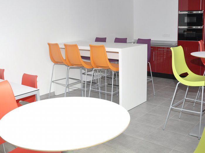 Cafétéria : cuisine et mobilier Cafétéria : cuisine et mobilier