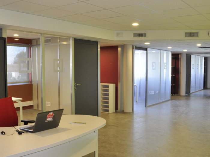 Zone d'accueil : cloison H5 pareclose aluminium anodisé Zone d'accueil : cloison H5 pareclose aluminium anodisé