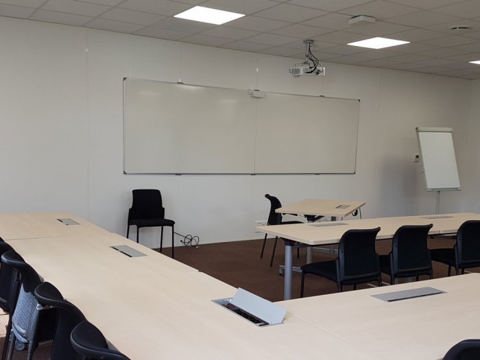 PLAFOND DALLE ACOUSTIQUE AVEC PAVES LED INTERGRES ET VIDEOPROJECTEUR PLAFOND DALLE ACOUSTIQUE AVEC PAVES LED INTERGRES ET VIDEOPROJECTEUR